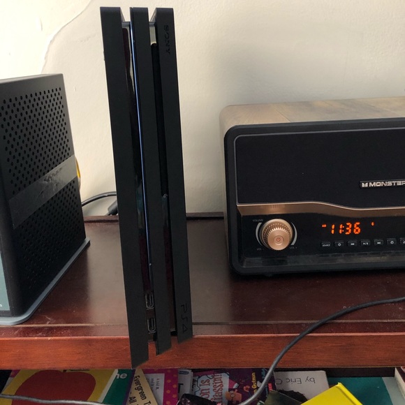 PlayStation 4 - Picture 3 of 5